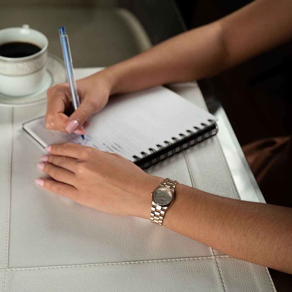 Kit Relógio Feminino Rosé Aço Escovado com Colar Cristais Dourado 4