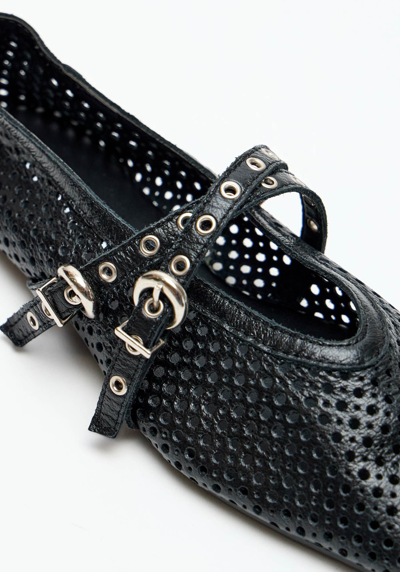 Sapatilha Couro Com Vazado Preto 3