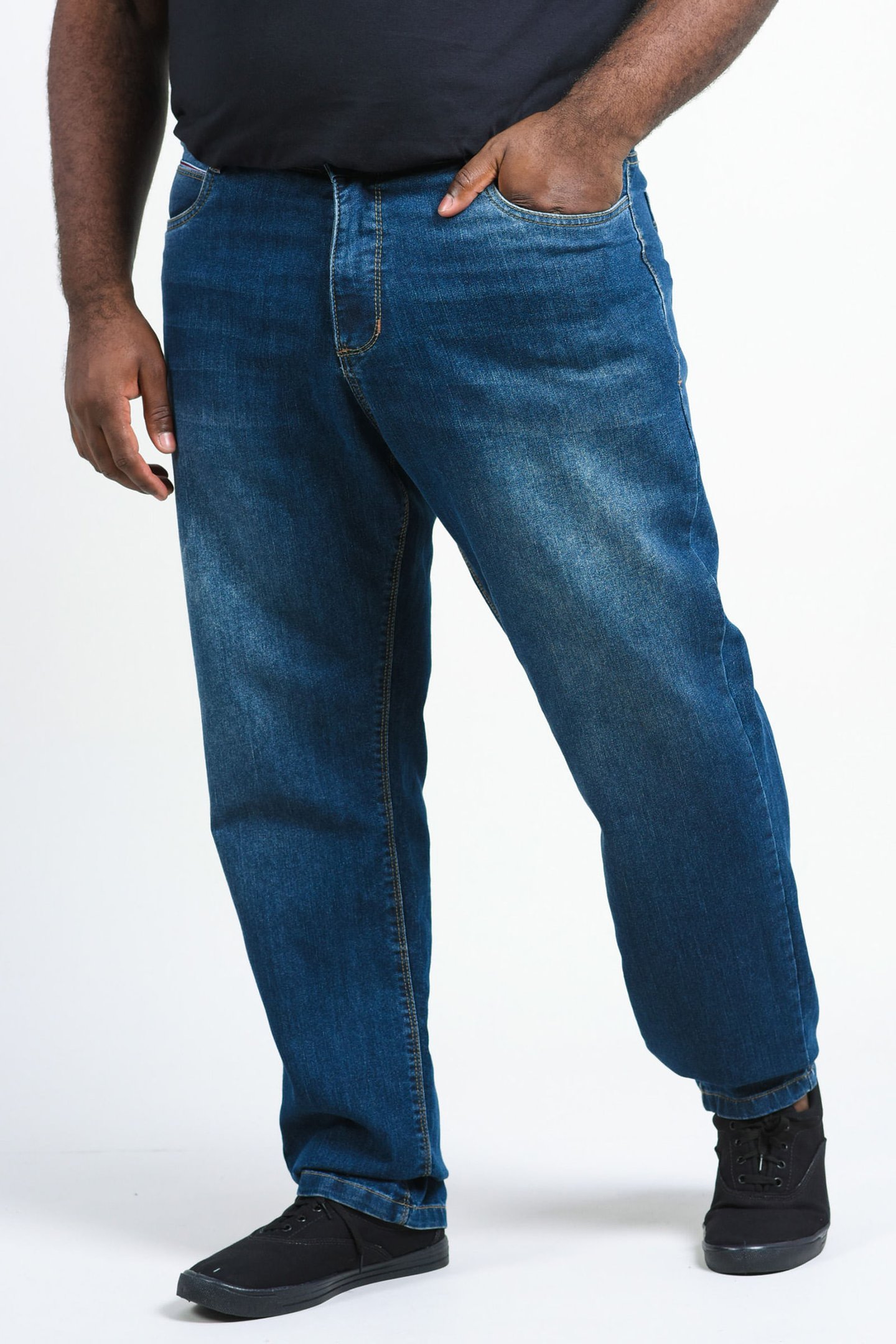 Calça jeans blue com detalhe de cardaço no bolso plus size jeans blue