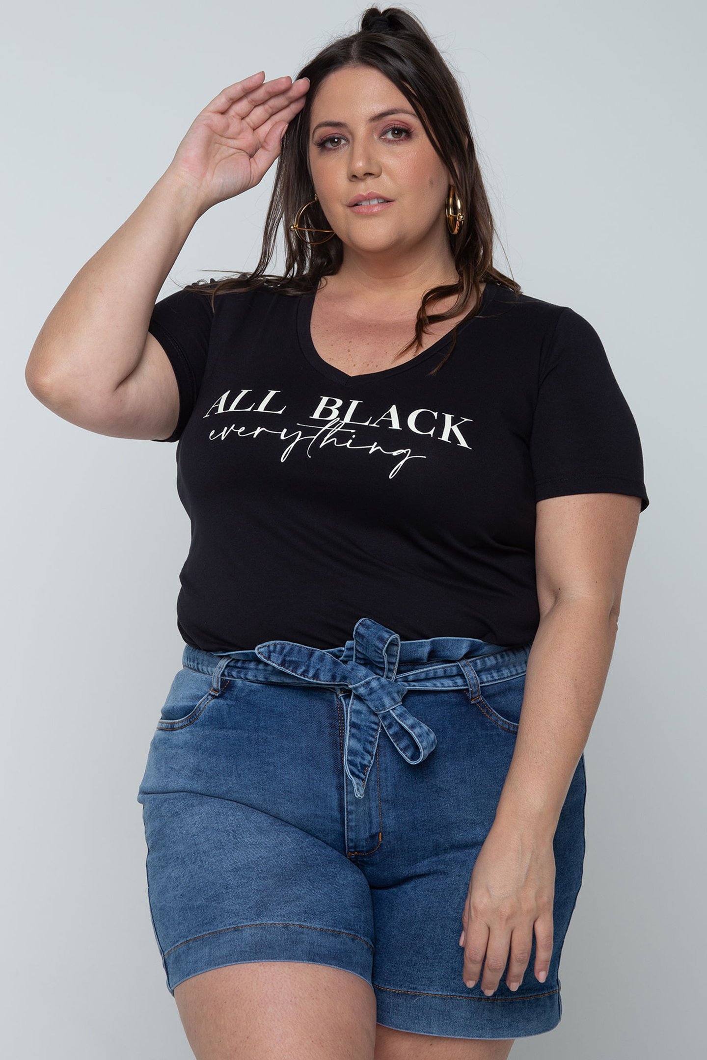 T-shirt decote v com estampa all black plus size preto