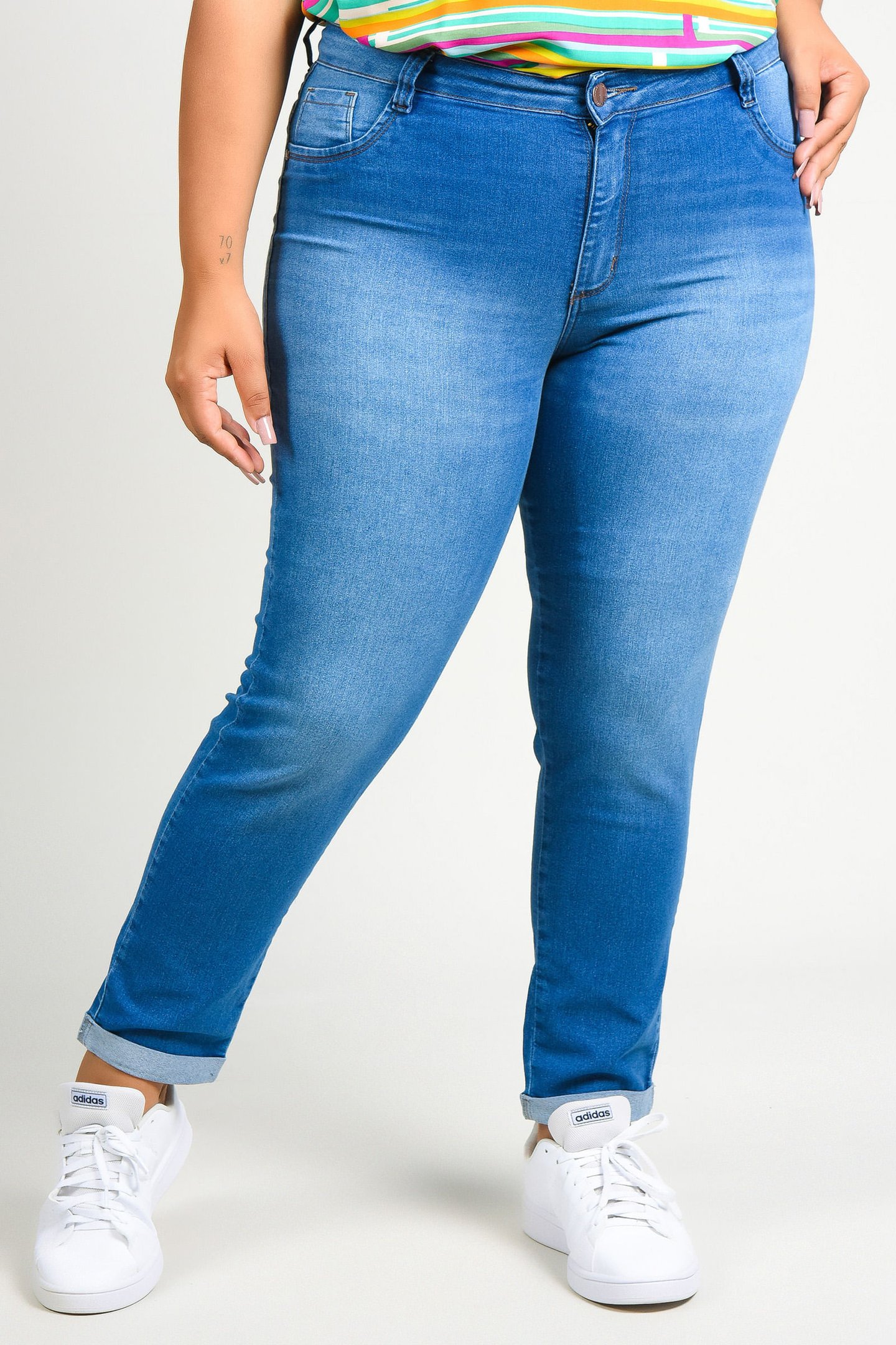 Calça skinny jeans barra virada plus size jeans blue