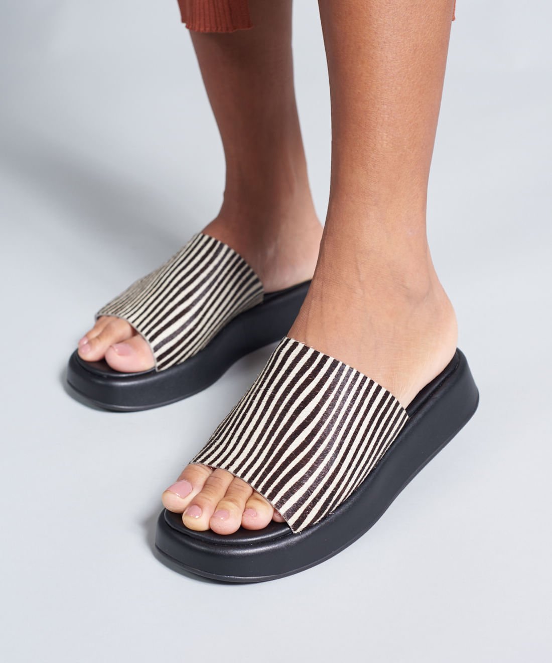 Flat Slide Pelo Zebra - Zebra Preto/Branco 5