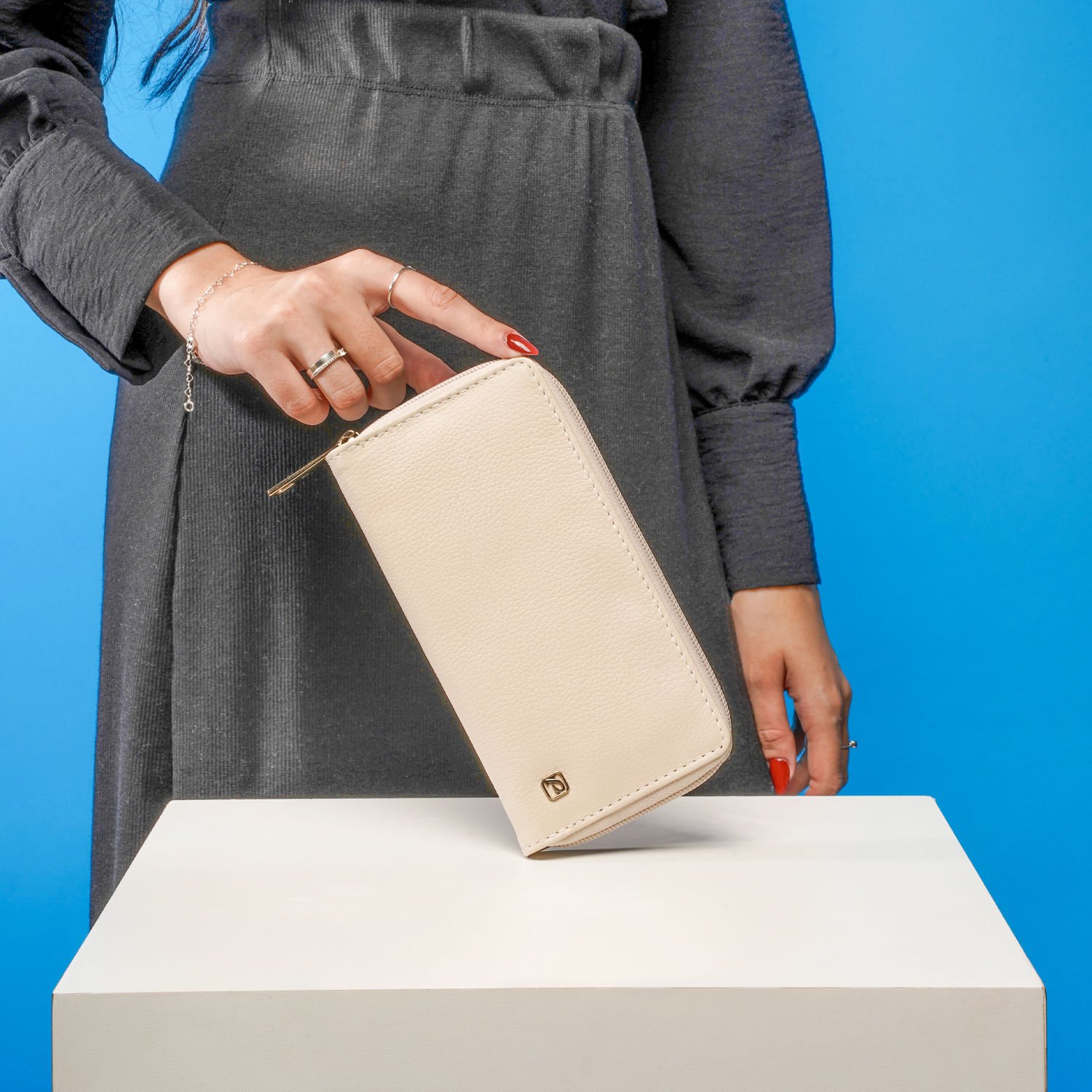 Carteira Pegada Feminina em Couro Off White CA001301-05 Off White 2