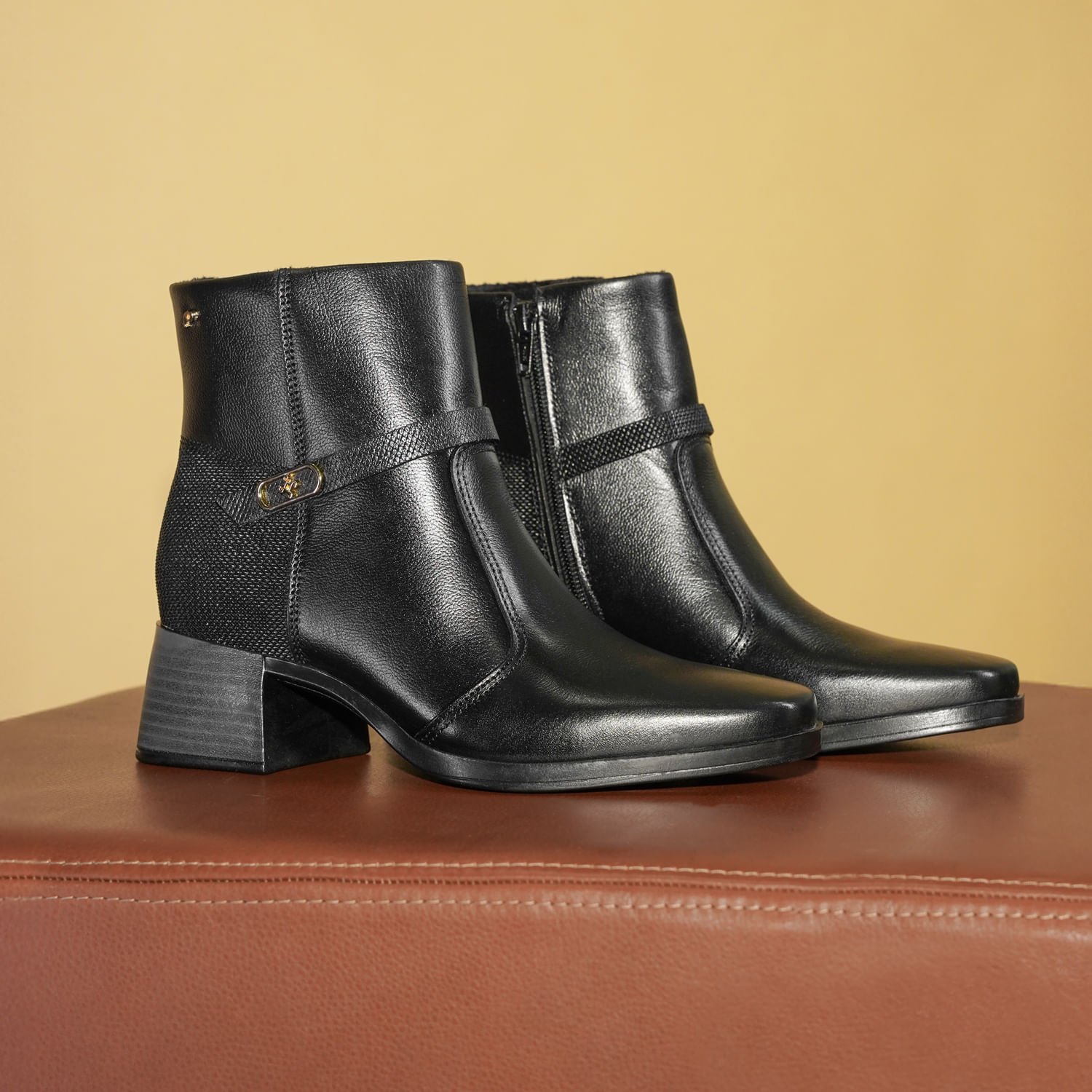 Bota Pegada Feminina em Couro Preta Cano Curto 282355-04 Preto 2