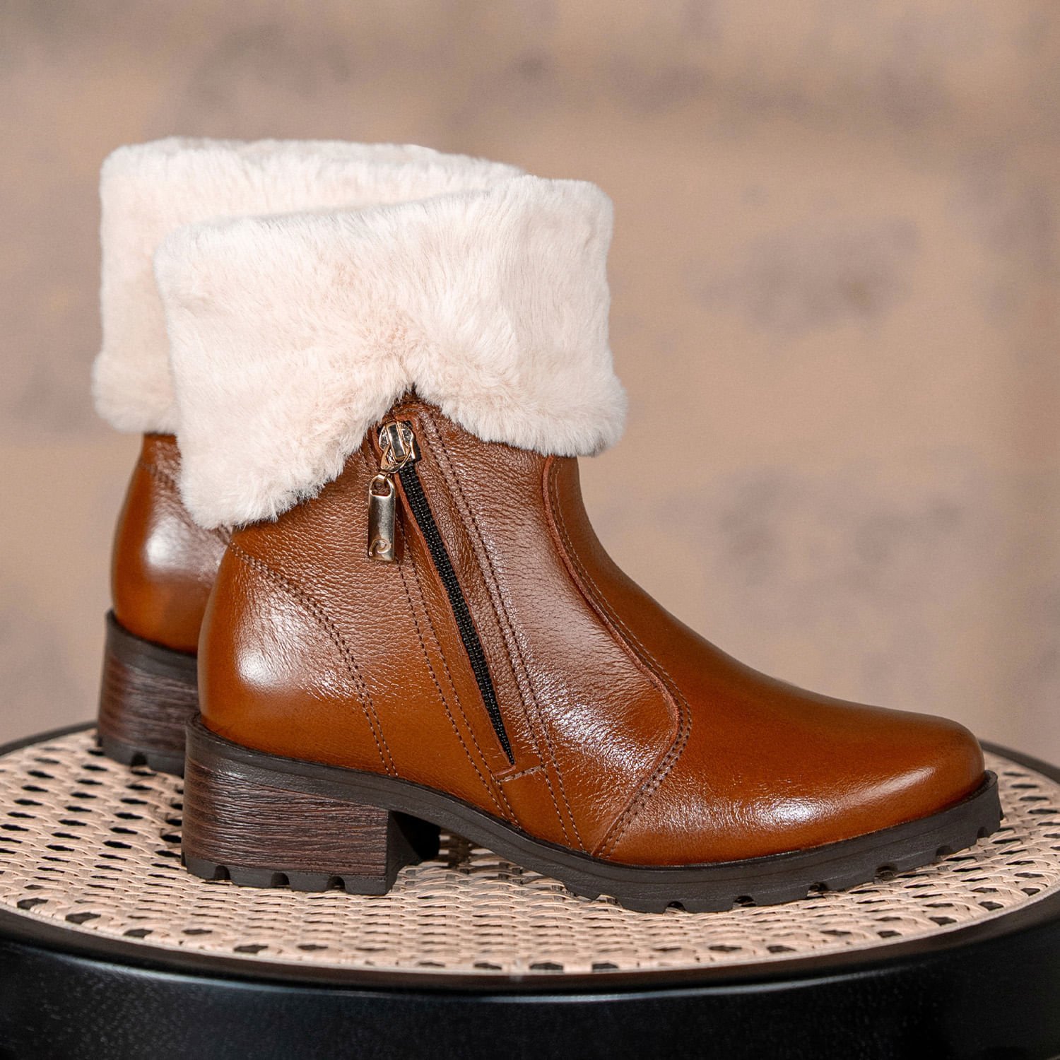 Bota Pegada Feminina em Couro Pinhão Cano Curto 281495-04 Marrom 2