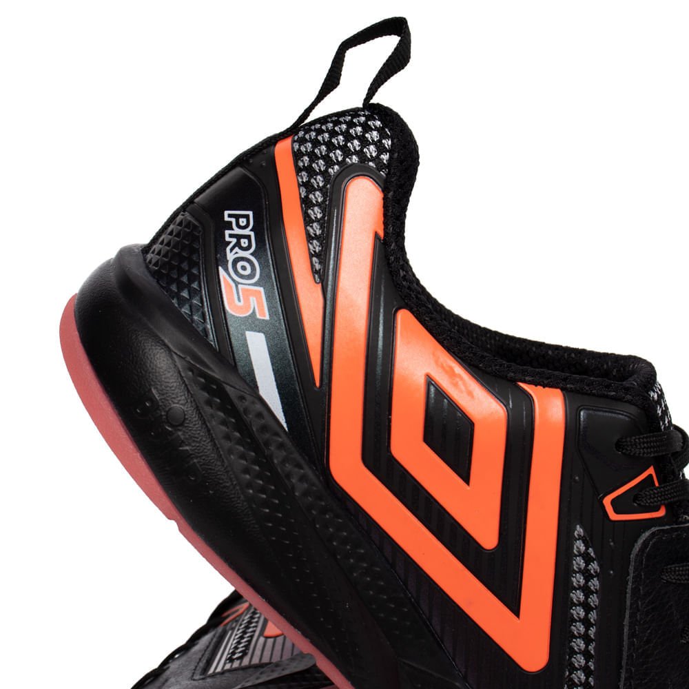 Chuteira Masculina Umbro Pro 5 Bump Futsal Preto/Coral Preto 6