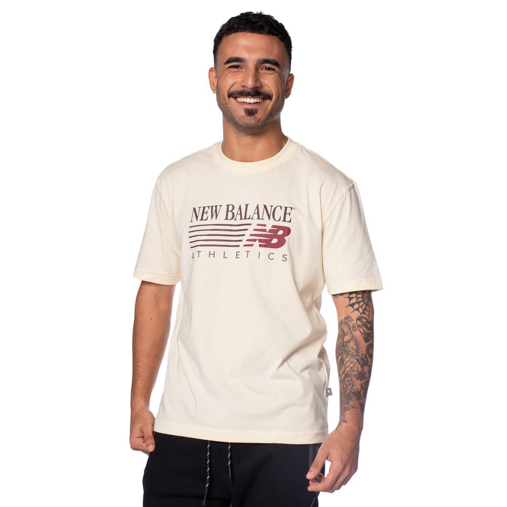 Camiseta Masculina New Balance Reimagined Logo Creme/Vinho