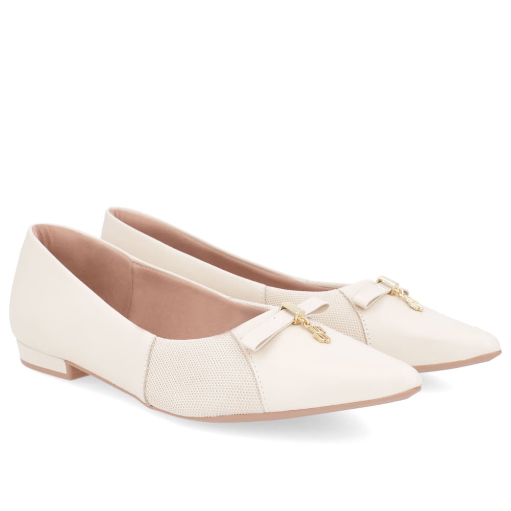 Sapatilha Bege Couro Bico Fino Detalhe Pingente Bege 2