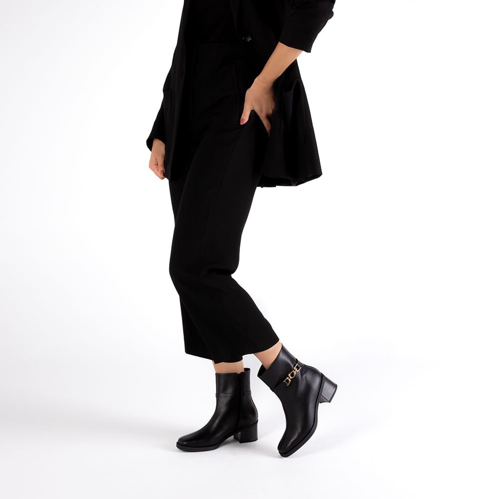 Bota Bico Quadrado Preta Couro Fivela Preto 4