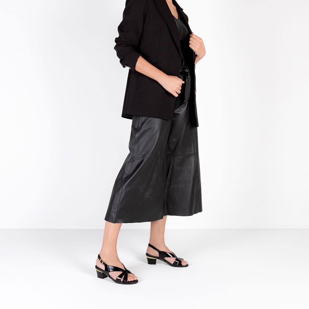 Sandália Verniz Preta Detalhe Dourado Dourado 4