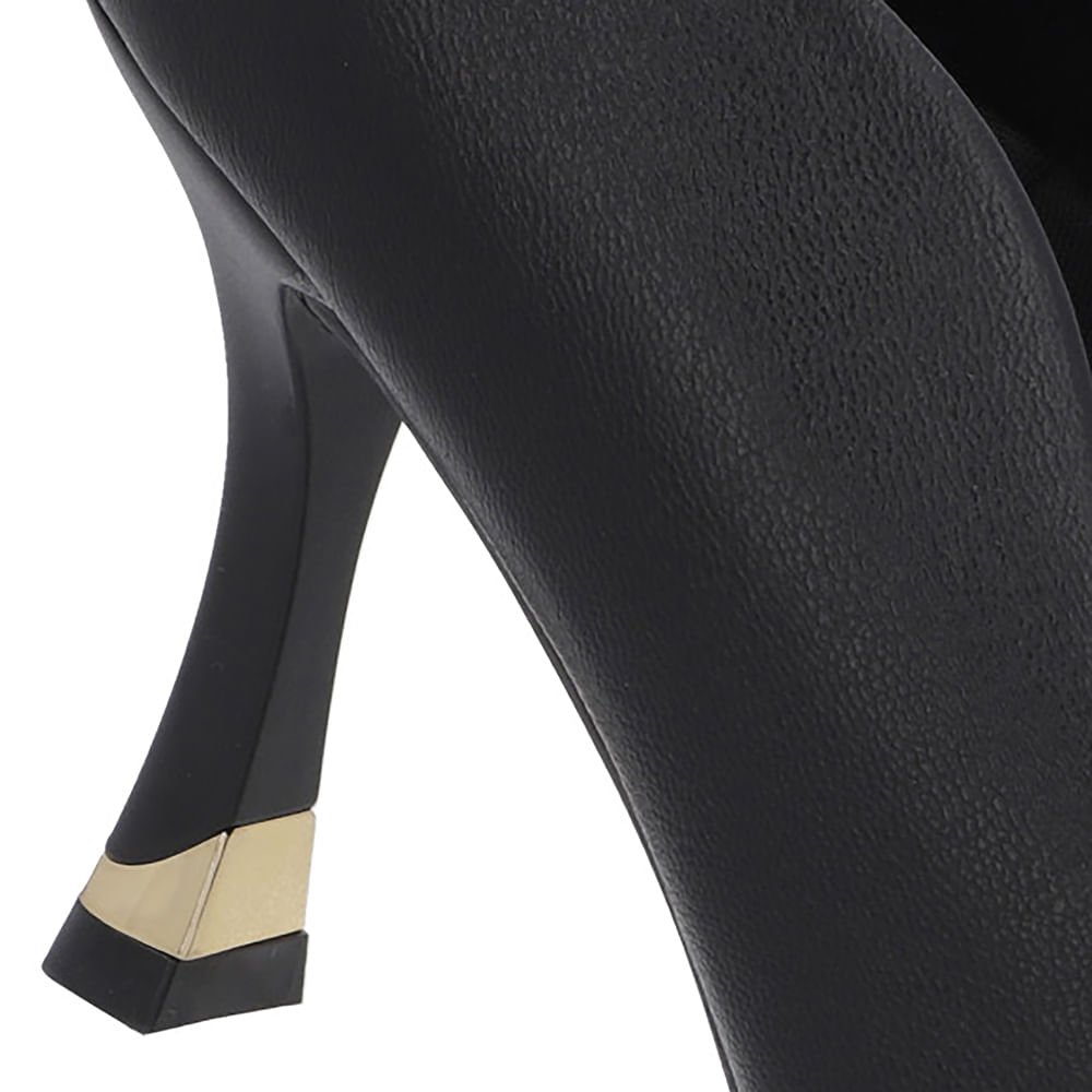 Scarpin Preto Couro Bico Fino Detalhe Recorte Preto 4