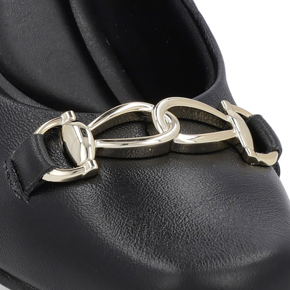 Scarpin Preto Couro Bico Quadrado Detalhe Salto Preto 4