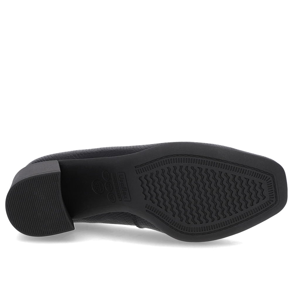 Scarpin Preto Textura Couro Bico Quadrado Detalhe Salto Preto 5