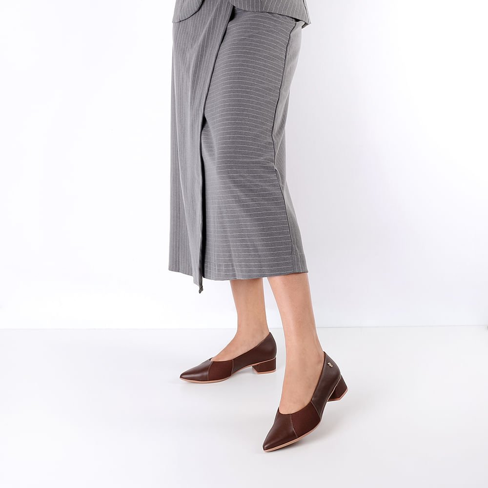 Scarpin Marrom Pinhão Couro Bico Fino Lateral Tecido Marrom 4