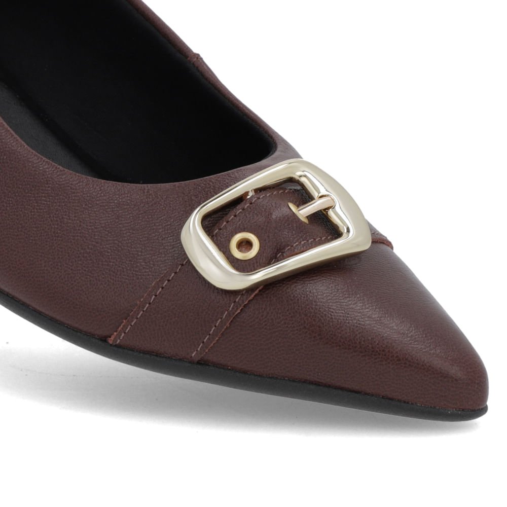 Scarpin Marrom Pinhão Couro Bico Fino Fivela Marrom 4