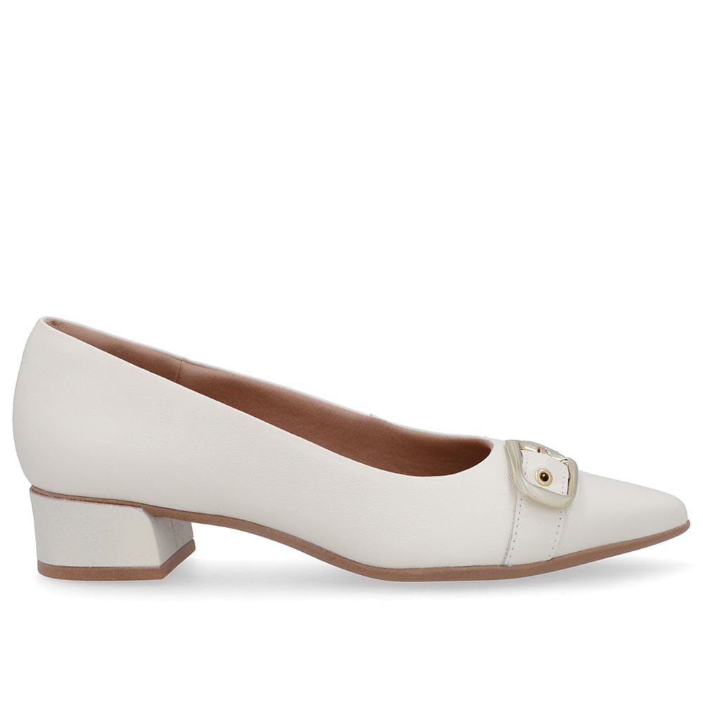 Scarpin Branco Marfim Couro Bico Fino Fivela