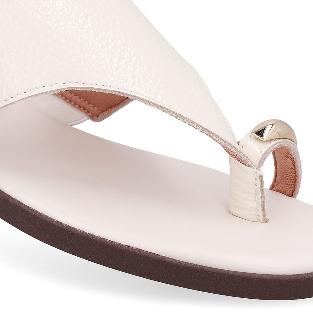 Rasteira Verniz Branca Marfim Detalhe Dourado Marfim 4