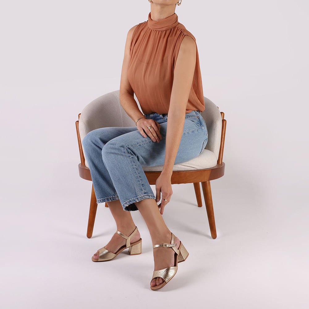 Sandália Couro Salto Médio Tira Dourada Dourado 4