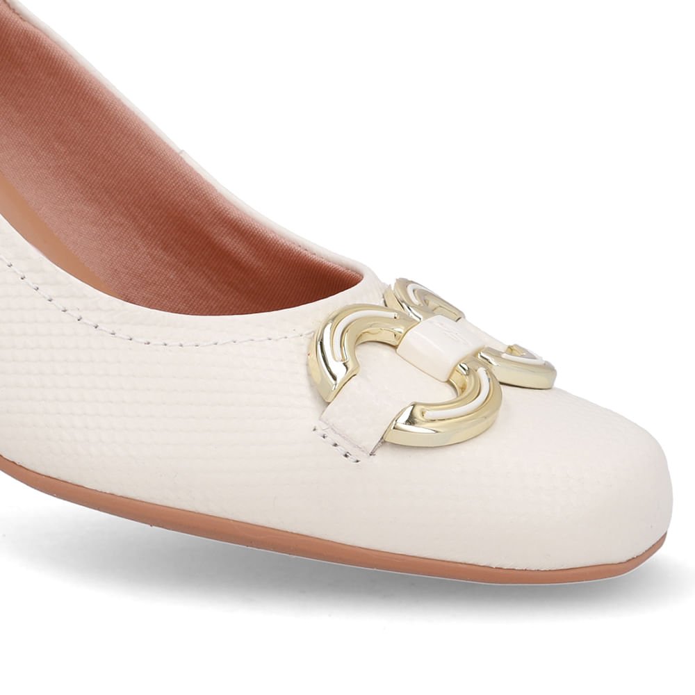 Scarpin Branco Marfim Bico Quadrado Couro Enfeite Marfim 4
