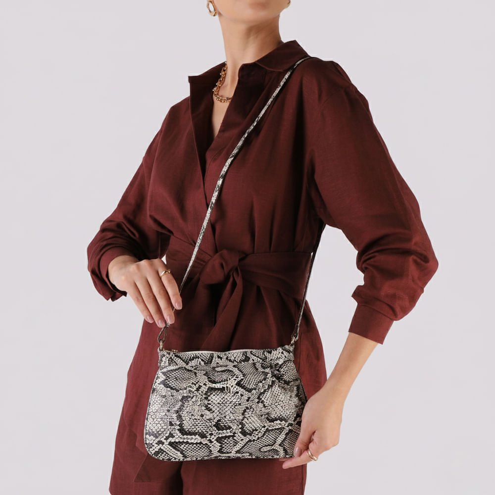 Bolsa Tiracolo Couro Cobra Natural Detalhe Franzido Bege 4