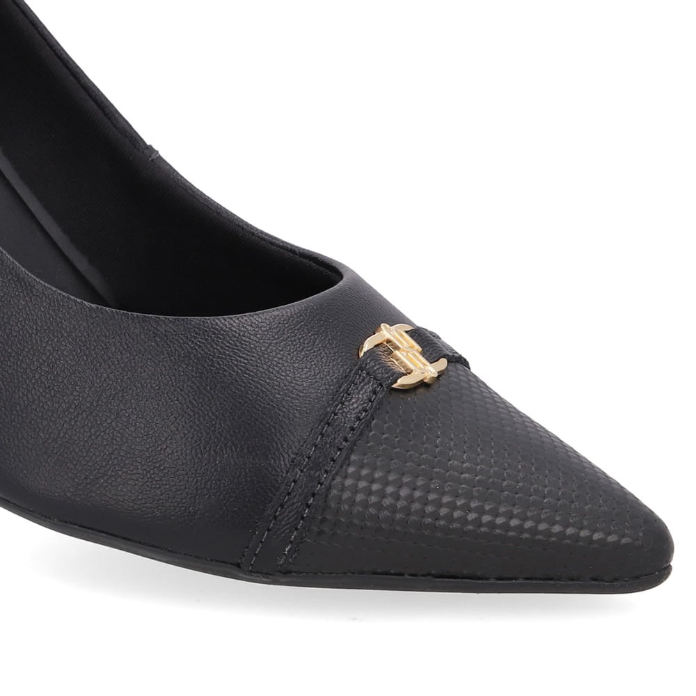 Scarpin Couro Preto Bico Fino Enfeite Preto 4