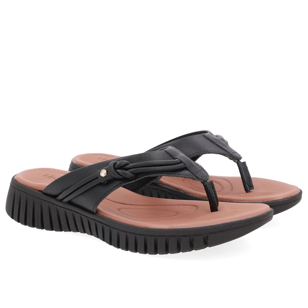 Chinelo Preto Couro Tira Enfeite Preto 2