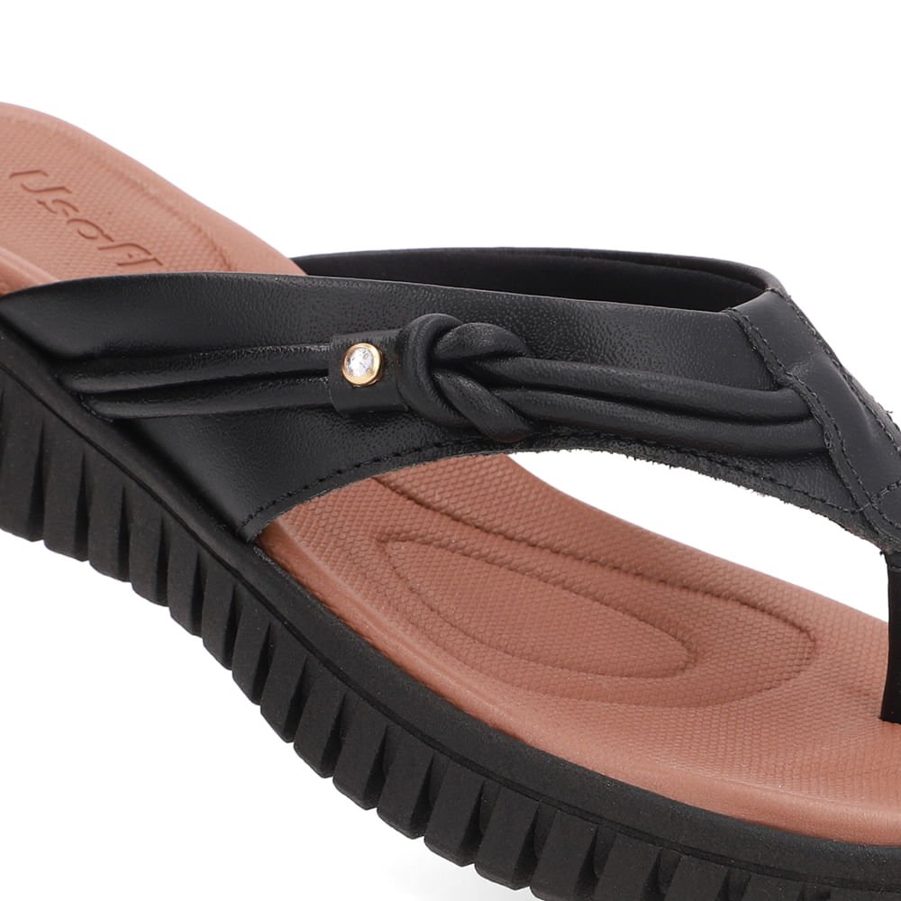 Chinelo Preto Couro Tira Enfeite Preto 4