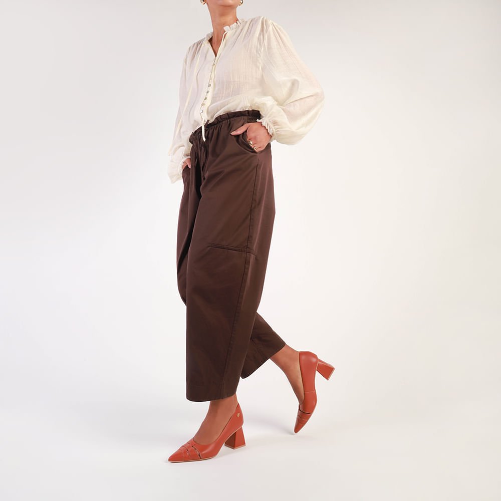 Scarpin Marrom Bico Fino Recortes Marrom 4