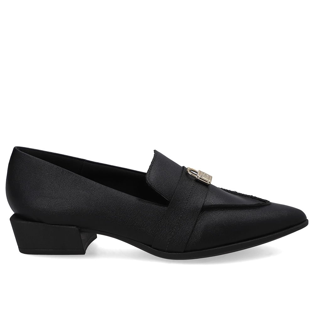 Loafer Couro Preto Bico Fino Enfeite Cadeado