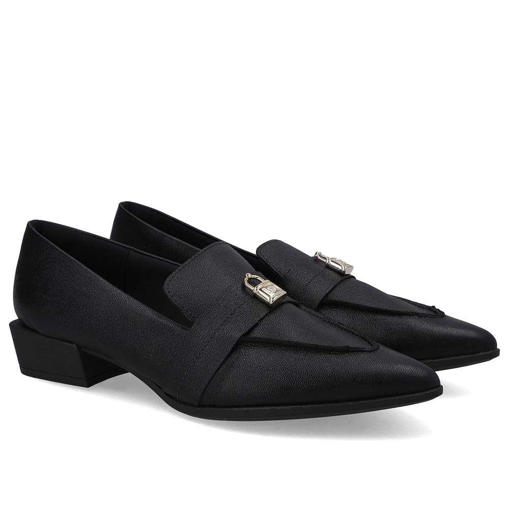 Loafer Couro Preto Bico Fino Enfeite Cadeado Preto 2
