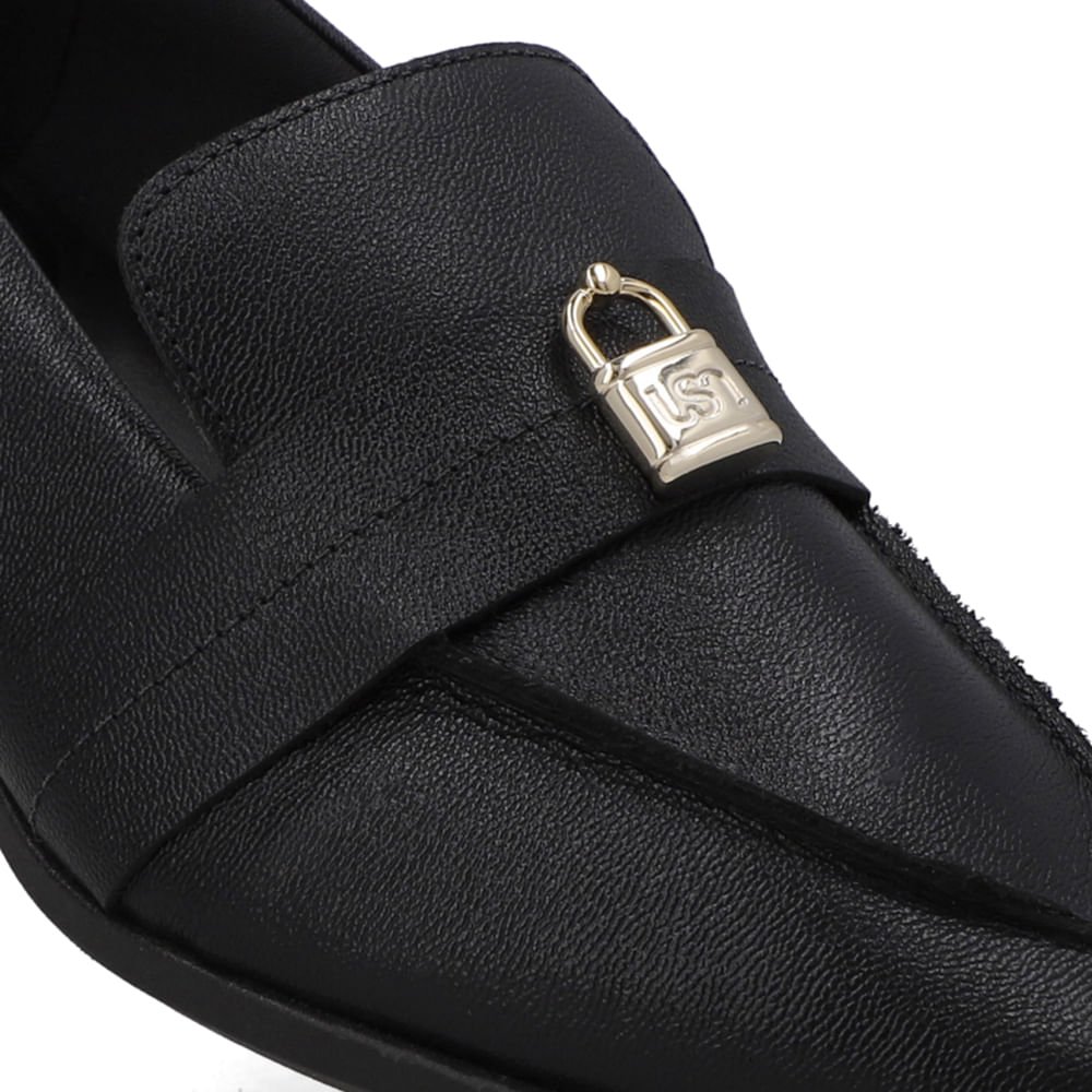 Loafer Couro Preto Bico Fino Enfeite Cadeado Preto 4