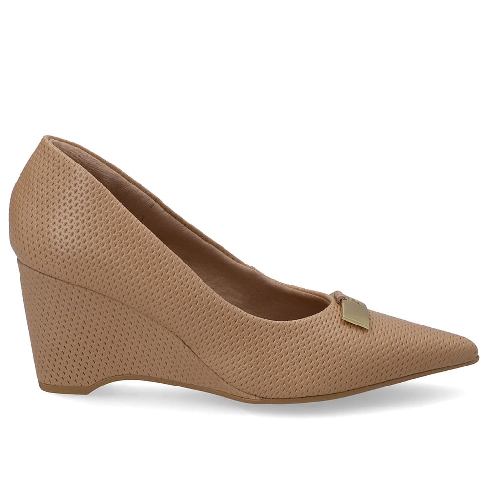 Scarpin Couro Bege Enfeite Chapa