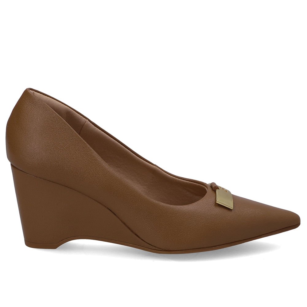 Scarpin Couro Marrom Enfeite Chapa