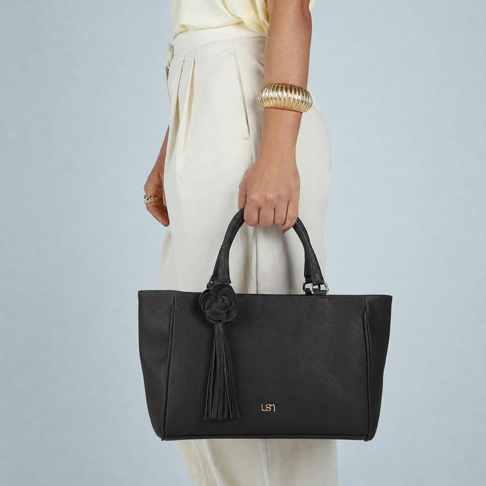 Bolsa Tote Couro Preta Com Charm Flor Preto 4