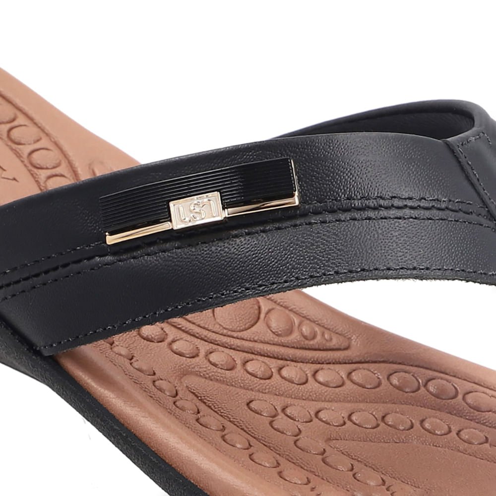 Chinelo Em Couro Preto Com Enfeite Preto 4