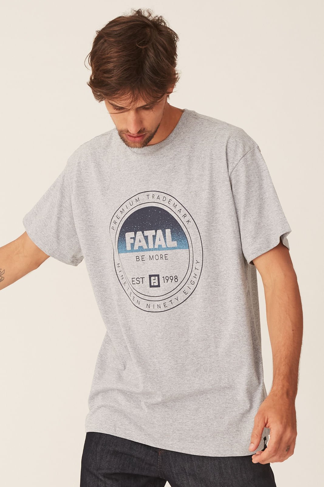 Camiseta Fatal Plus Size Estampada Cinza Mescla