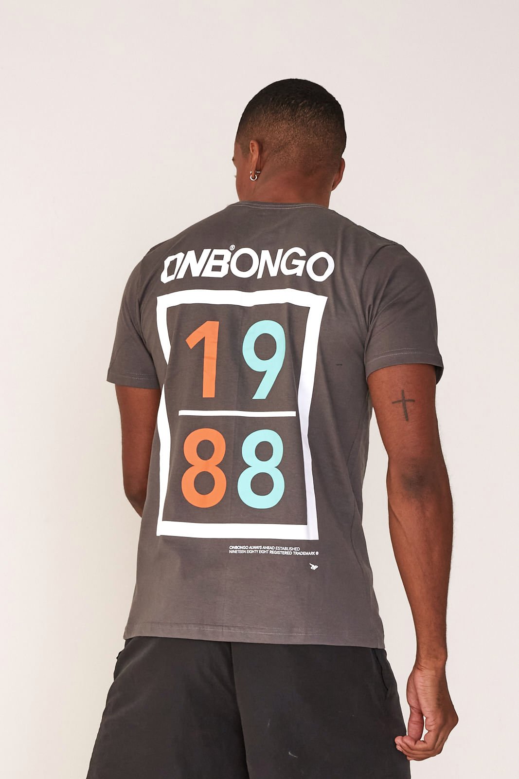 Camiseta Onbongo Estampada Cinza Escuro