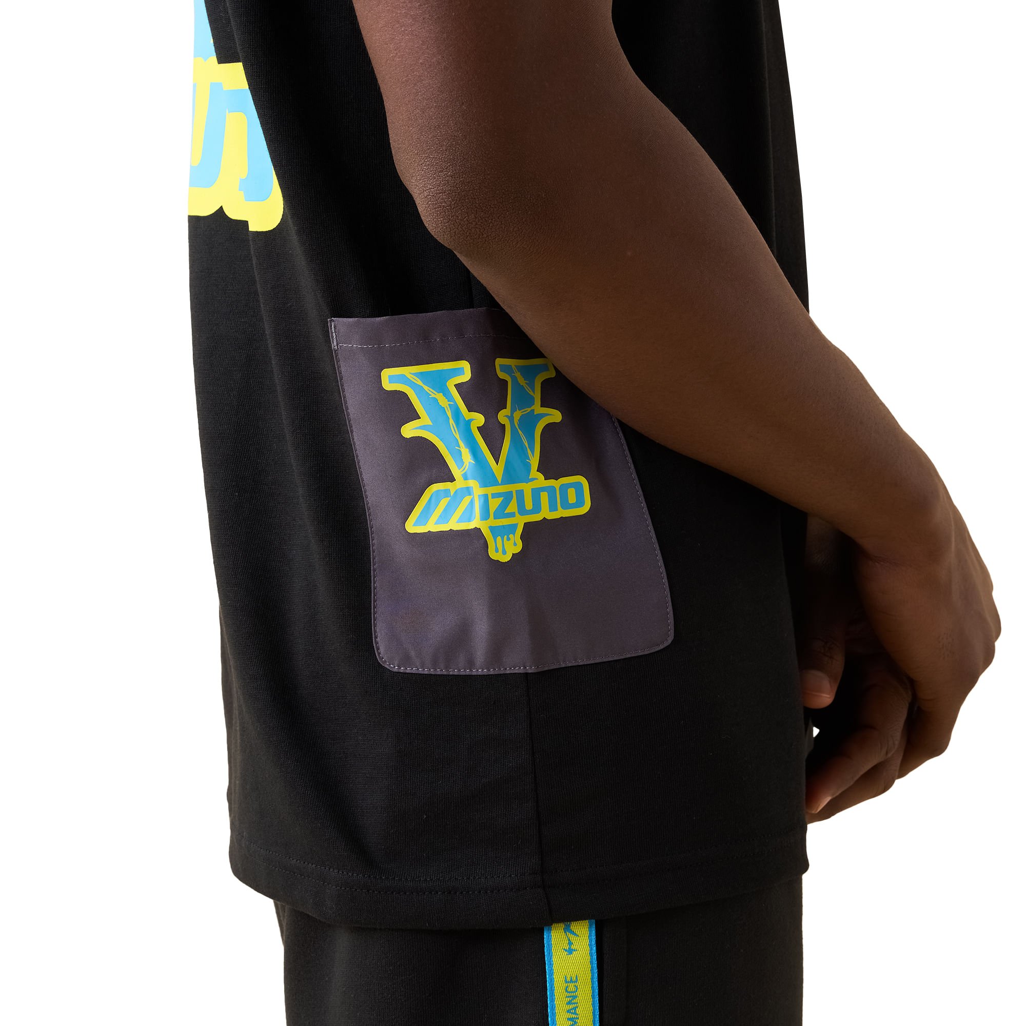 Camiseta Casual Vrunk x Mizuno com Bolso Preto 4