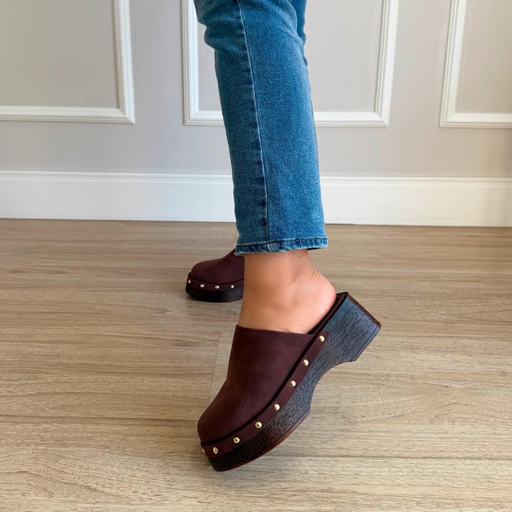Mule Clog Tachas Maby Camurça Marrom Marrom 5