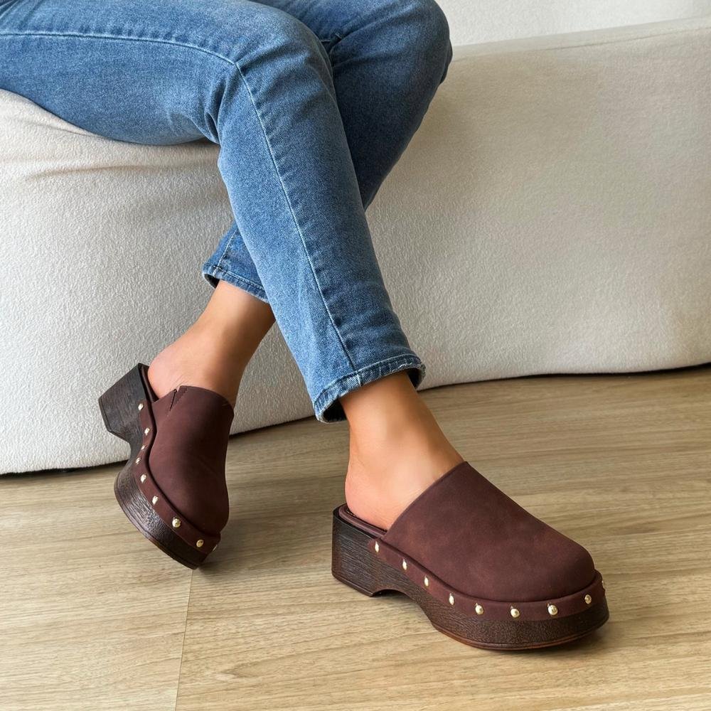 Mule Clog Tachas Maby Camurça Marrom Marrom 7