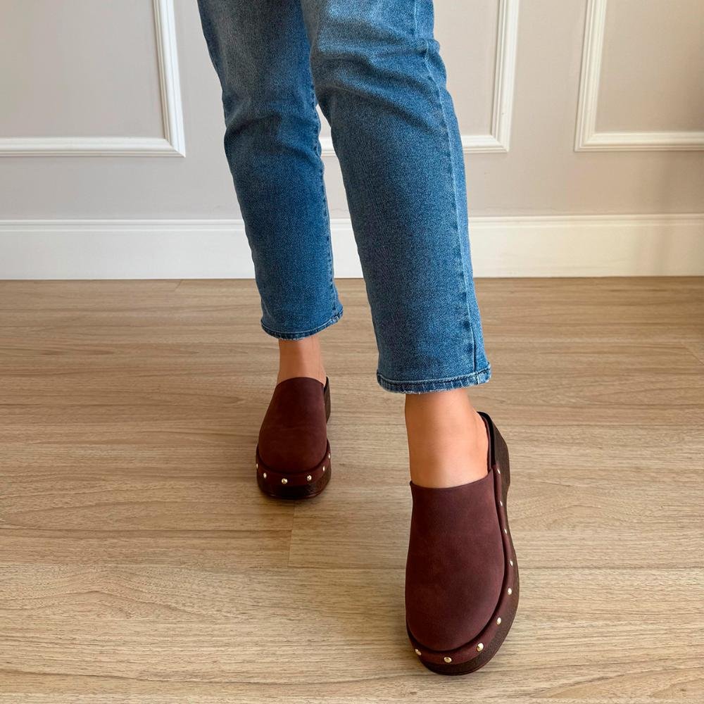 Mule Clog Tachas Maby Camurça Marrom Marrom 8