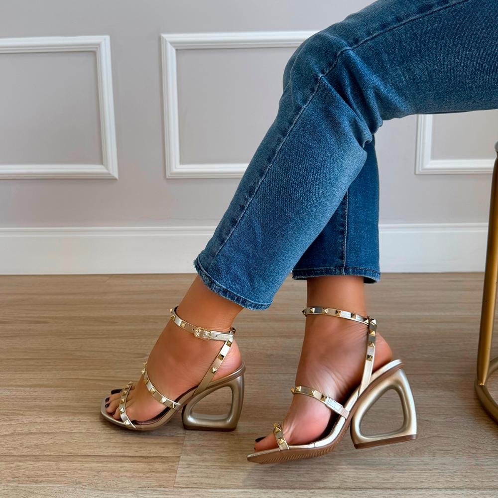 Sandália Salto Geométrico Tachas Uana Ouro Light Dourado 3
