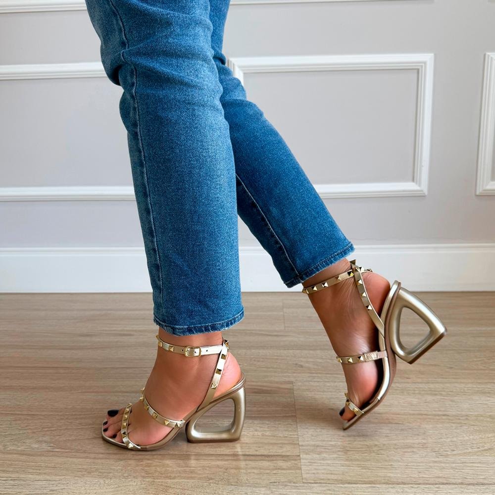 Sandália Salto Geométrico Tachas Uana Ouro Light Dourado 7