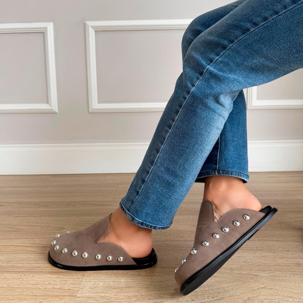Clog Mule Rebeca Camurça Cinza com Aplicações Marrom 2