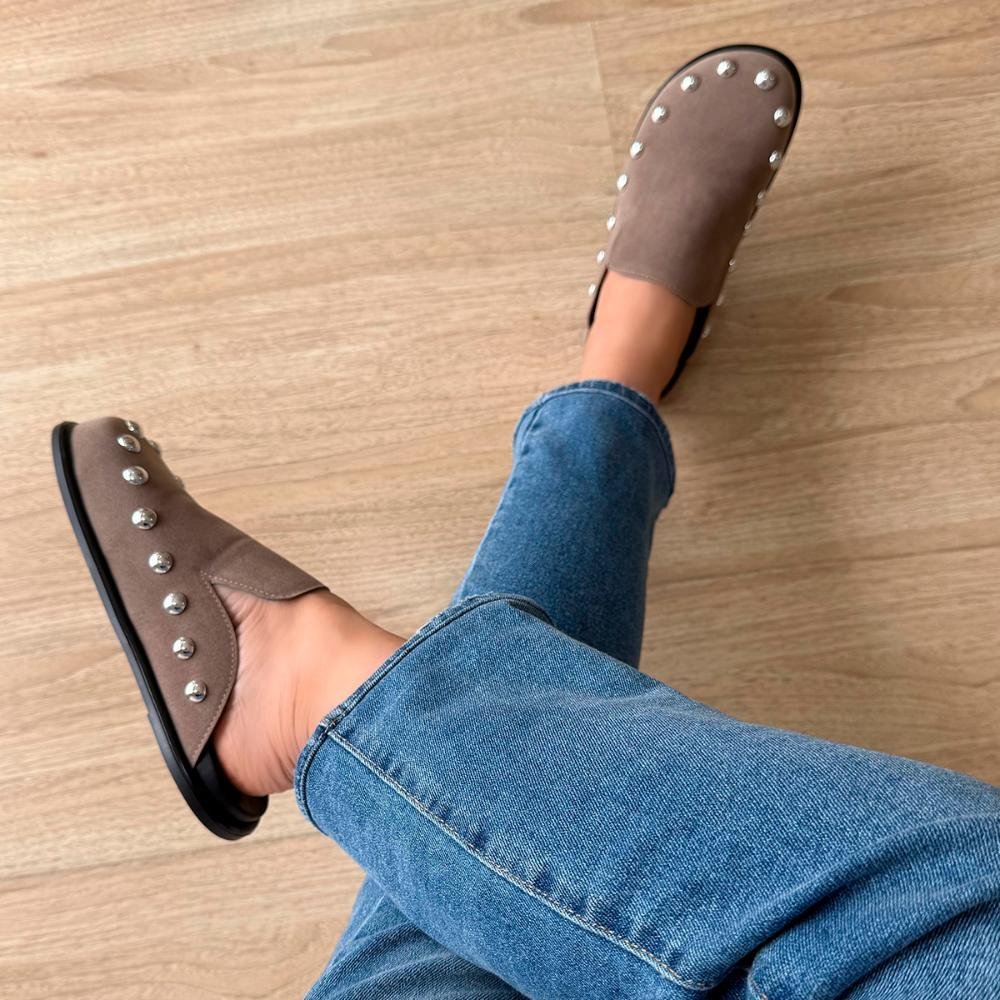 Clog Mule Rebeca Camurça Cinza com Aplicações Marrom 4