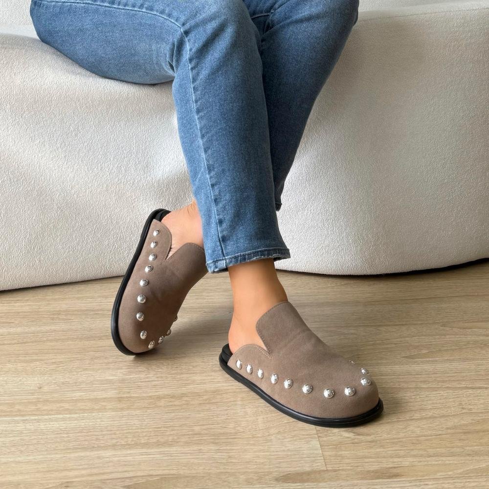 Clog Mule Rebeca Camurça Cinza com Aplicações Marrom 5