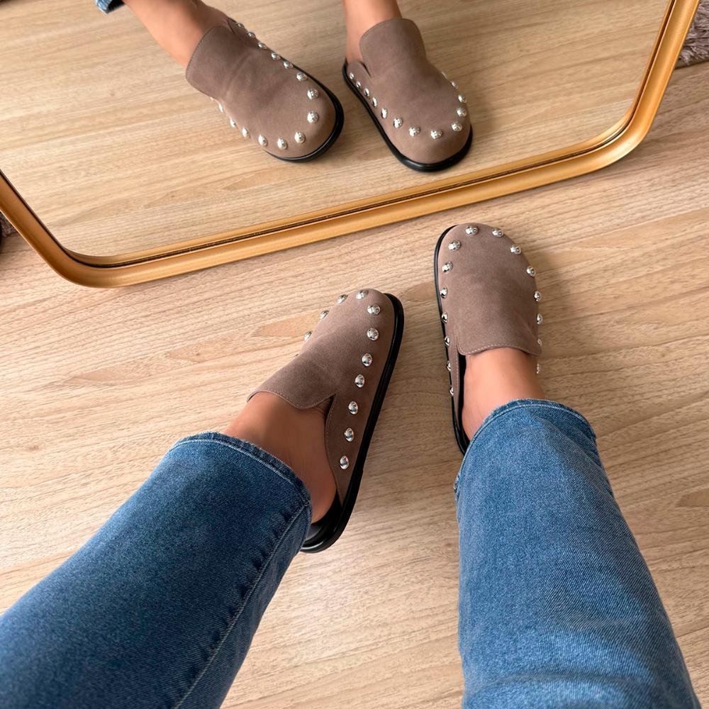 Clog Mule Rebeca Camurça Cinza com Aplicações Marrom 6