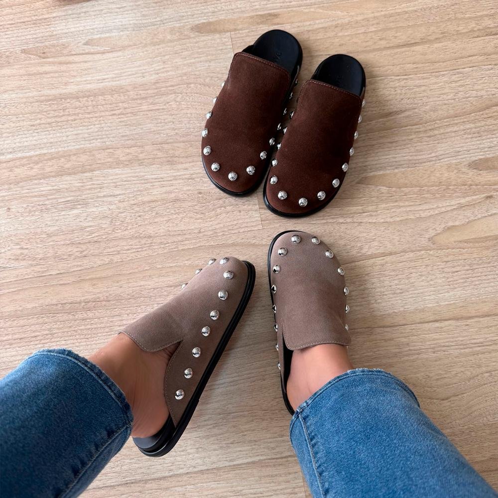 Clog Mule Rebeca Camurça Cinza com Aplicações Marrom 7