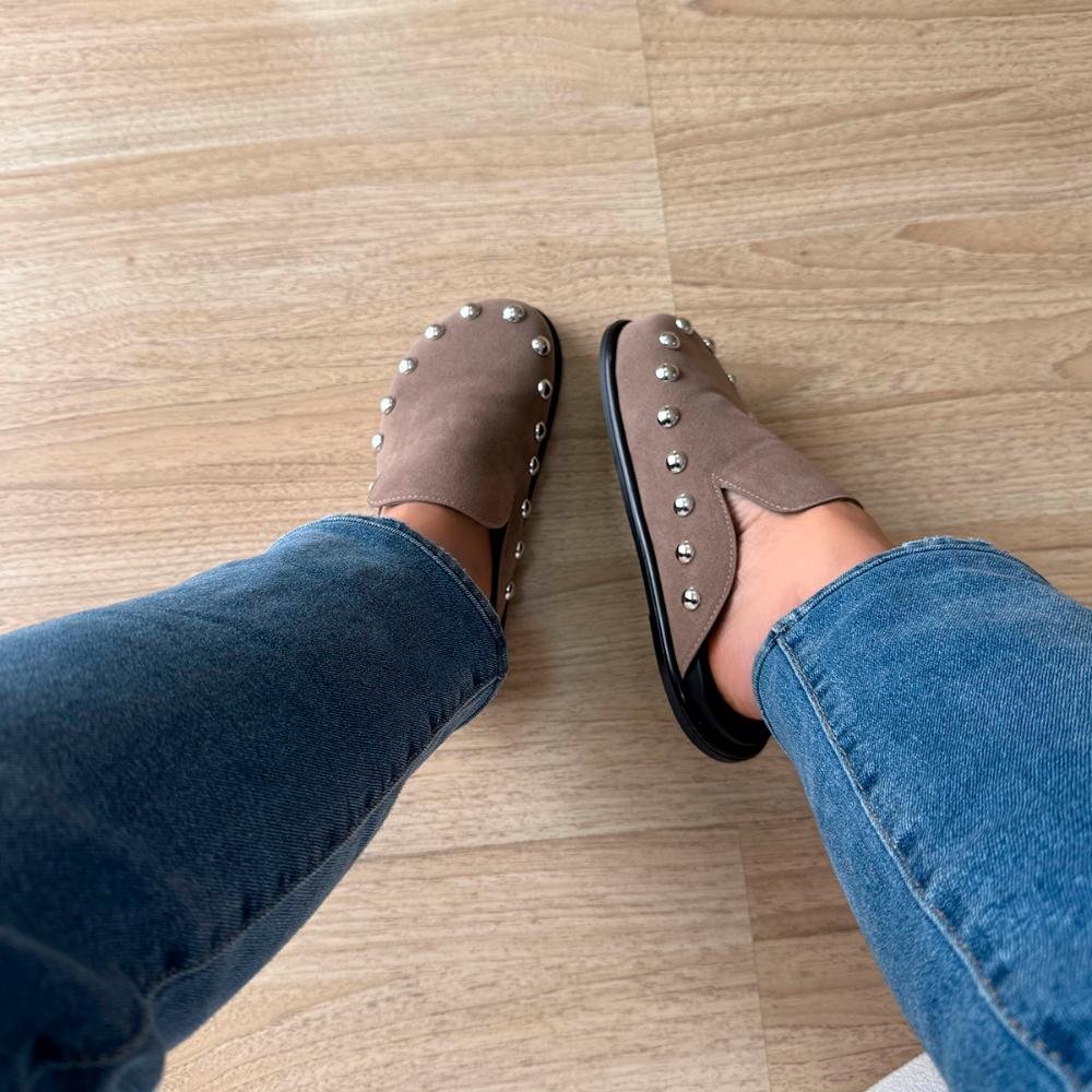 Clog Mule Rebeca Camurça Cinza com Aplicações Marrom 8