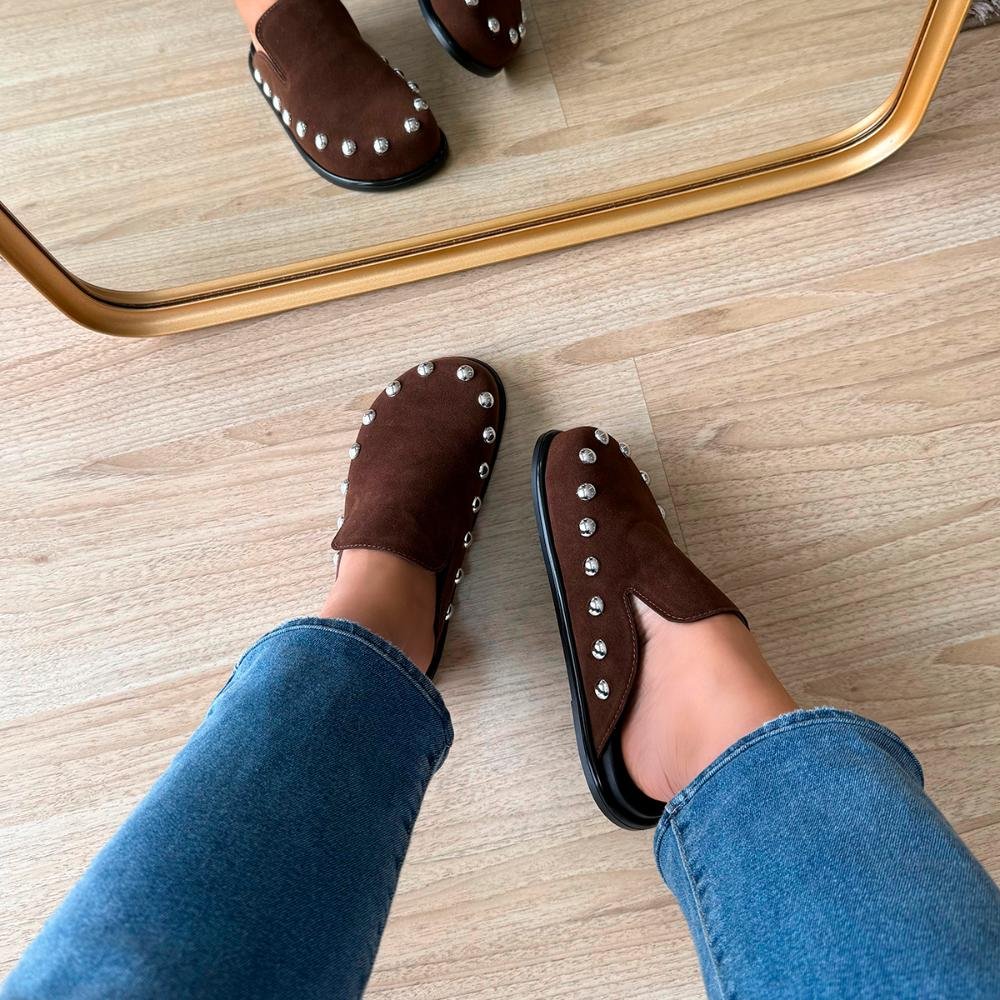 Clog Mule Rebeca Camurça Marrom com Aplicações Café 2